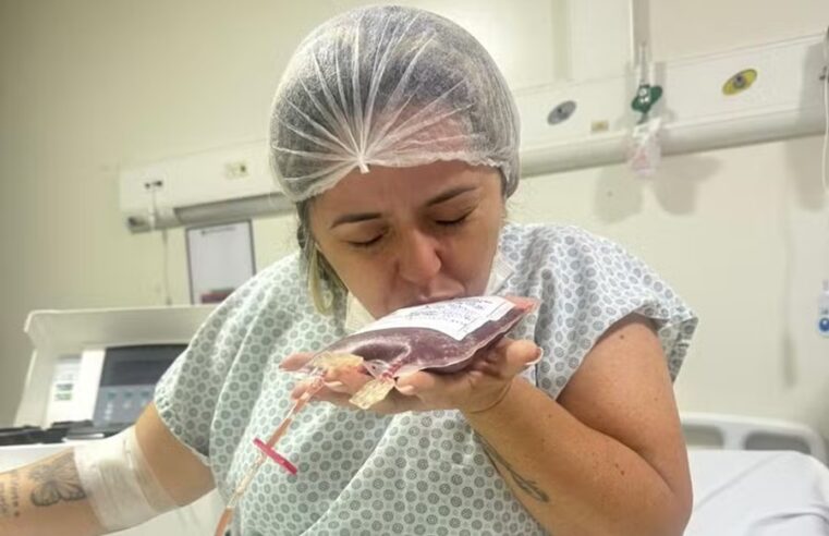 Mãe doa medula óssea para filha durante tratamento de saúde