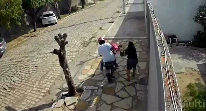 Mulher reage a assalto e bate em ladrão com guarda-chuva em Mossoró