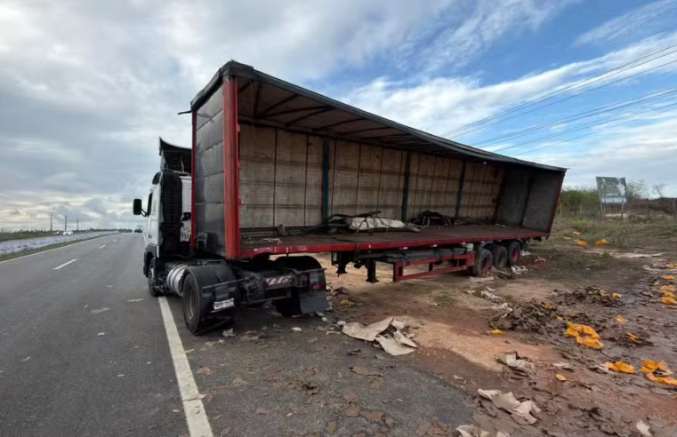 Caminhão com 7 mil cervejas tomba no RN e tem carga saqueada