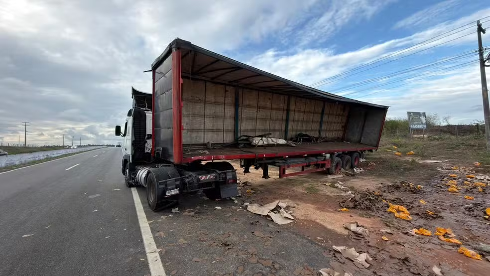 Caminhão com 7 mil cervejas tomba no RN e tem carga saqueada
