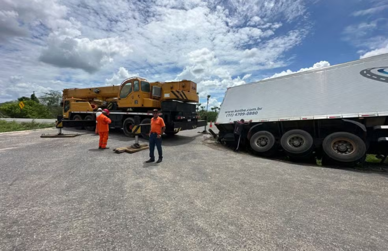 Caminhão carregado com 25 toneladas de melão tomba na BR-304