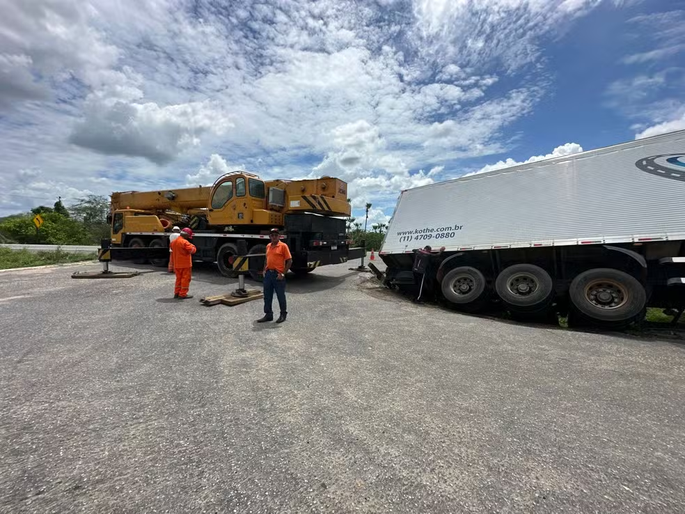 Caminhão carregado com 25 toneladas de melão tomba na BR-304