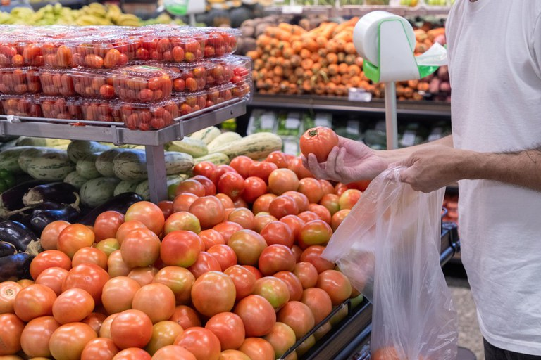 Tomate e óleo puxam queda da cesta básica em Mossoró