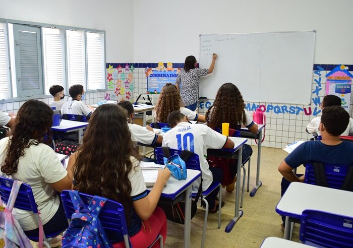 Sem reajuste, professores vão votar indicativo de greve no dia 25
