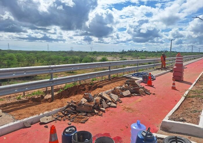 Construtora inicia reparos após buraco surgir no complexo viário