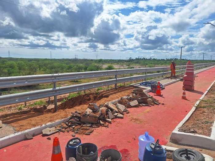 Construtora inicia reparos após buraco surgir no complexo viário