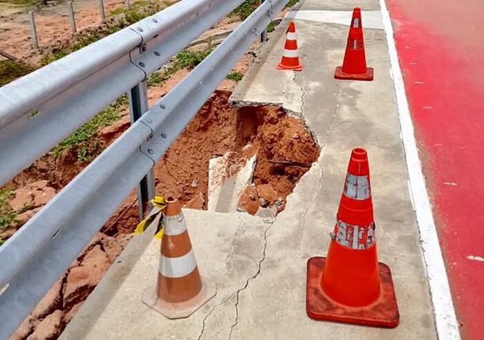 Parte de calçada cede em complexo viário recém-inaugurado