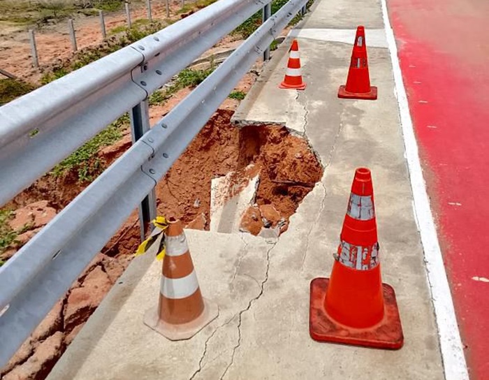 Parte de calçada cede em complexo viário recém-inaugurado