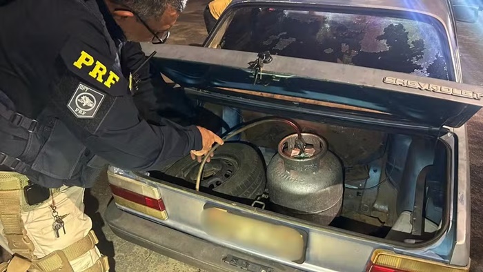 PRF apreende carro que usava botijão de gás como combustível