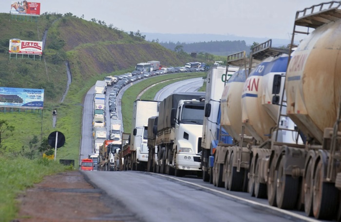 Caminhoneiros desistem de greve e negociam com governo