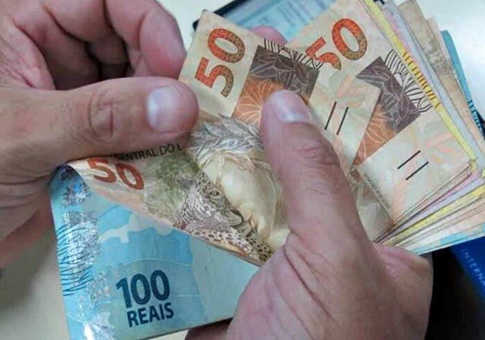 Governo antecipa 13º do INSS e paga em abril e maio