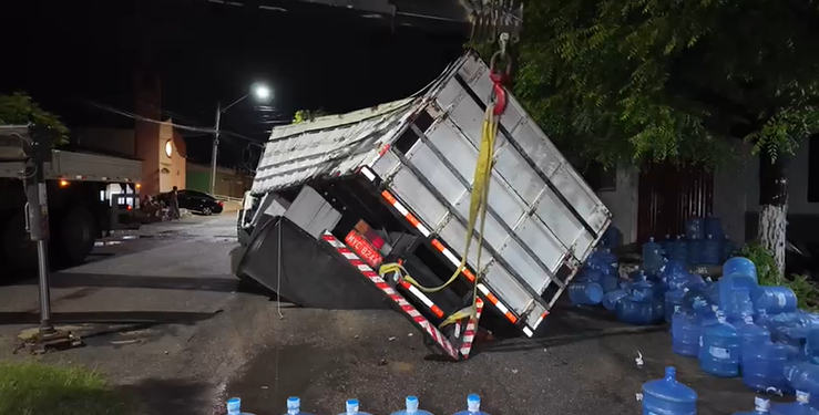 Caminhão cai em buraco após asfalto ceder em rua de Mossoró
