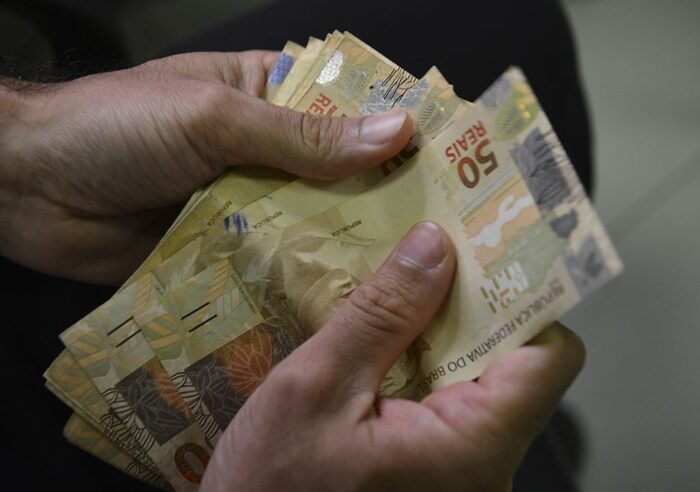 Abono salarial começa a ser pago para nascidos em maio e junho