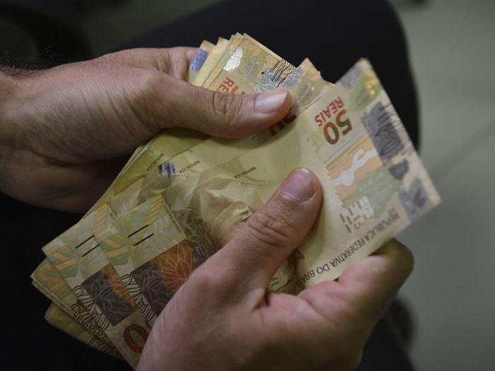 Abono salarial começa a ser pago para nascidos em maio e junho