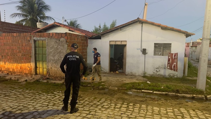 Dois homens são mortos a tiros dentro de casa no bairro Malvinas