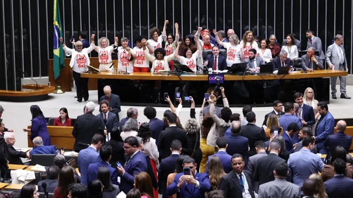 Câmara aprova PEC que acaba com a escala 6×1