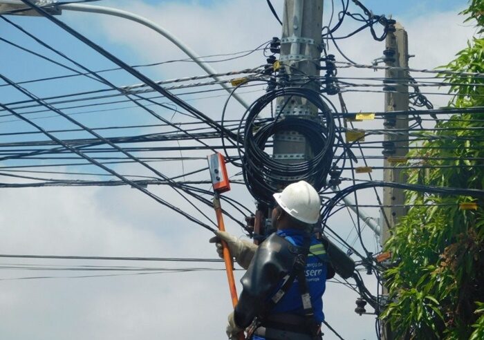Lei obriga retirada de fios sem uso dos postes em Mossoró