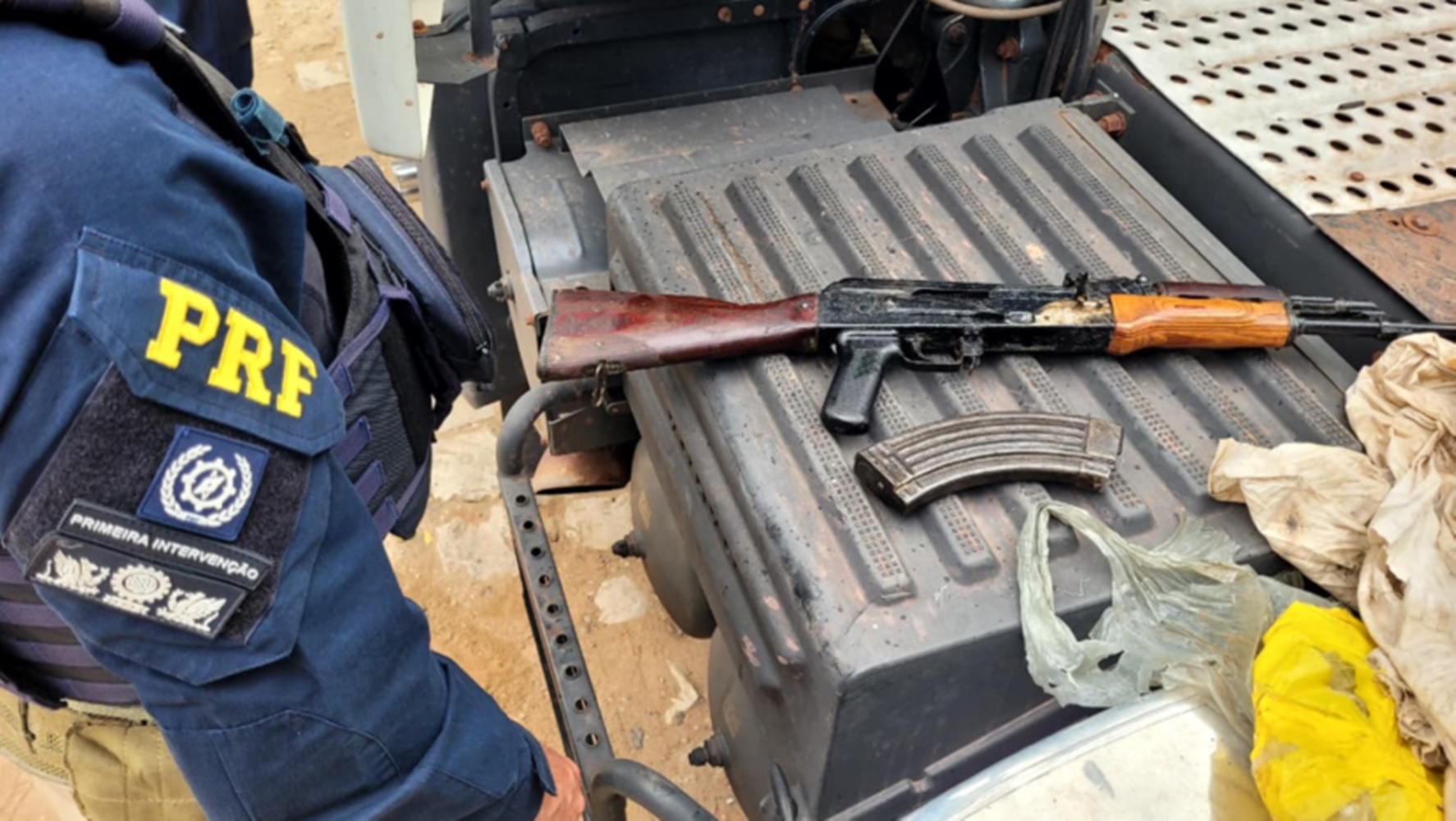 PRF apreende fuzil AK-47 na BR-304 em Mossoró