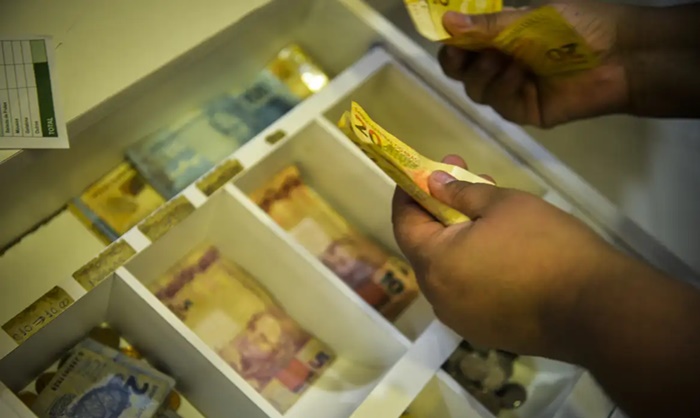 Nascidos em novembro e dezembro recebem abono salarial