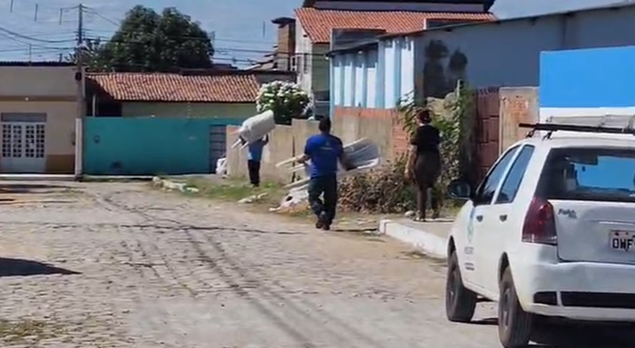 Alunos são transferidos para igreja após teto de escola desabar em Mossoró