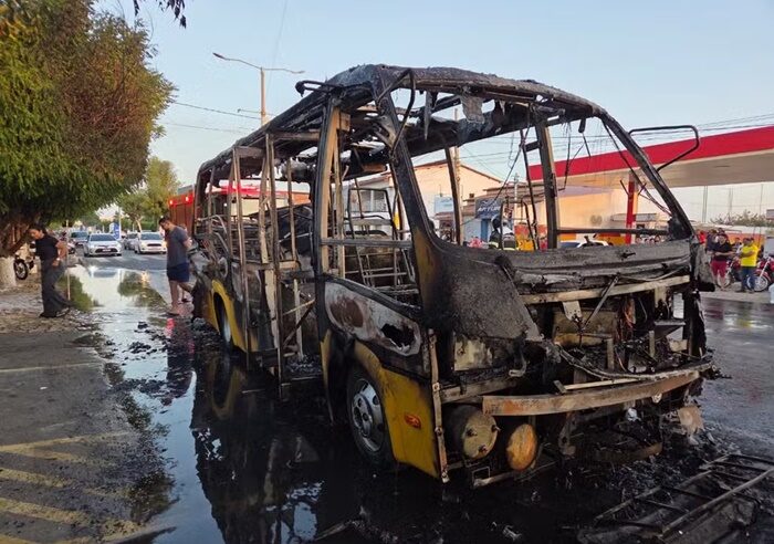 Ônibus escolar fica destruído após pegar fogo no RN