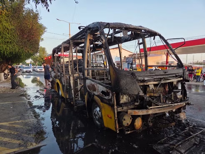 Ônibus escolar fica destruído após pegar fogo no RN