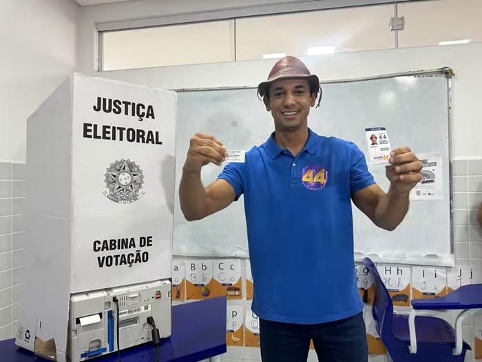 Allyson Bezerra vota no Colégio Universo, em Mossoró