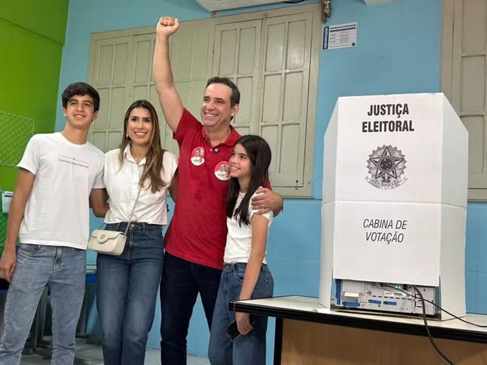 Cadu de Lula vota no Colégio Marista, em Natal