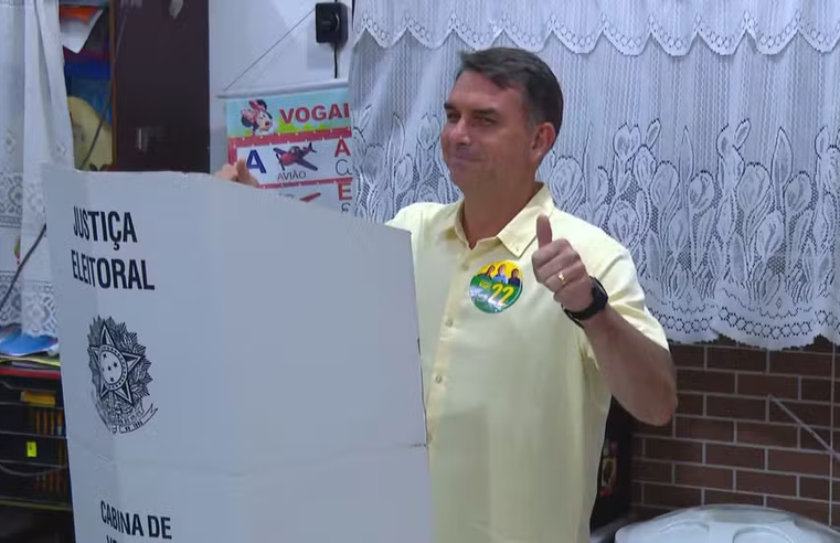 Candidato à Presidência, Flávio Bolsonaro vota no Rio de Janeiro